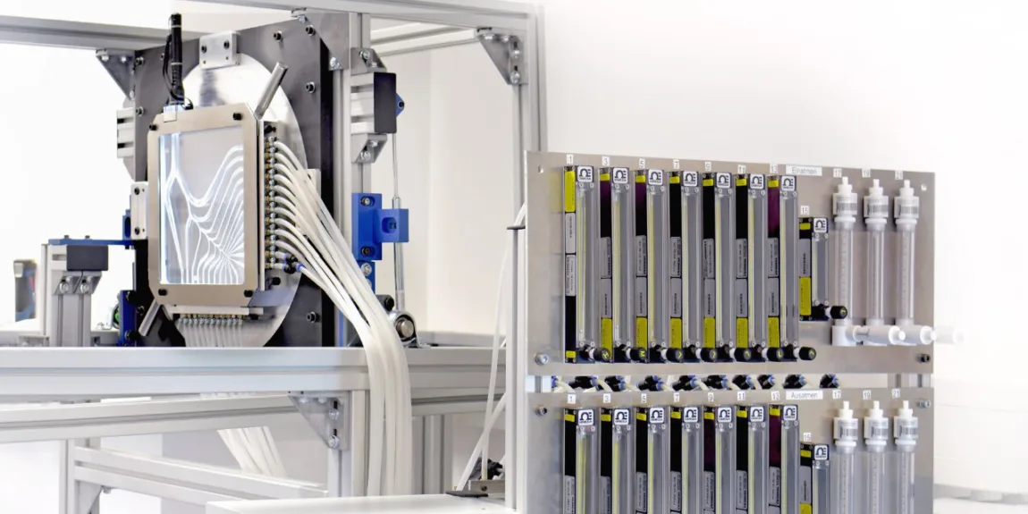 In einen mechatronischen Prüfaufbau integrierte Glaslunge mit subtraktiver Bearbeitung