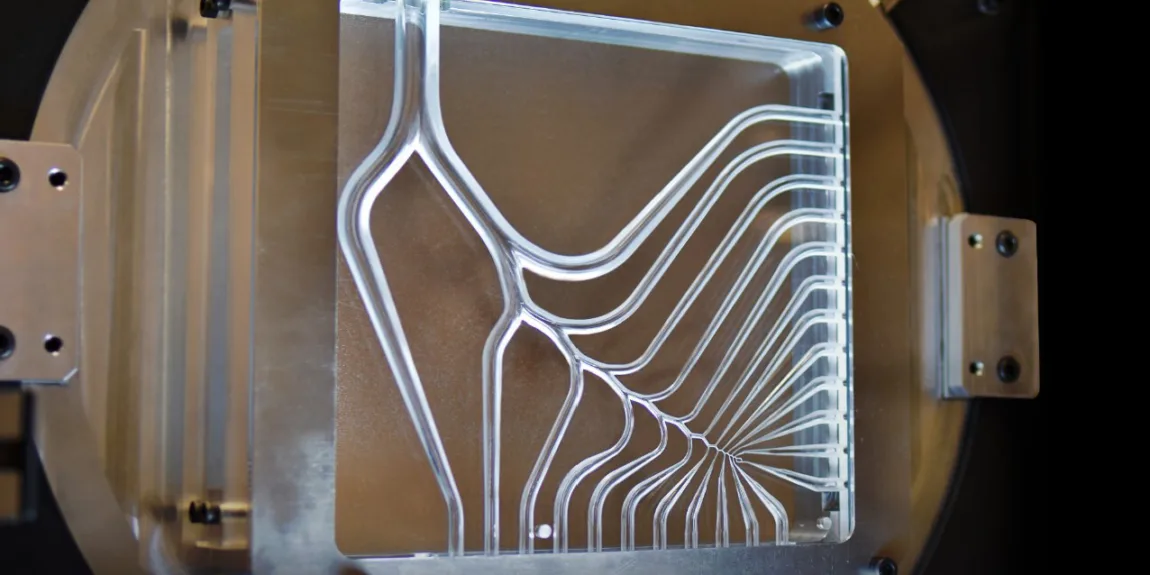 CNC-Schleifen und Laserbearbeitung von Quarzglas ermöglichen die Erschaffung einzigartiger Mikro-Strukturen