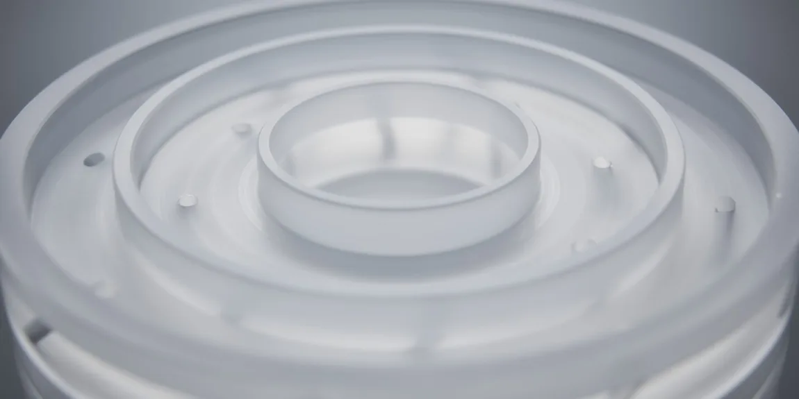 liquid filtering device machined of borosilicate glass