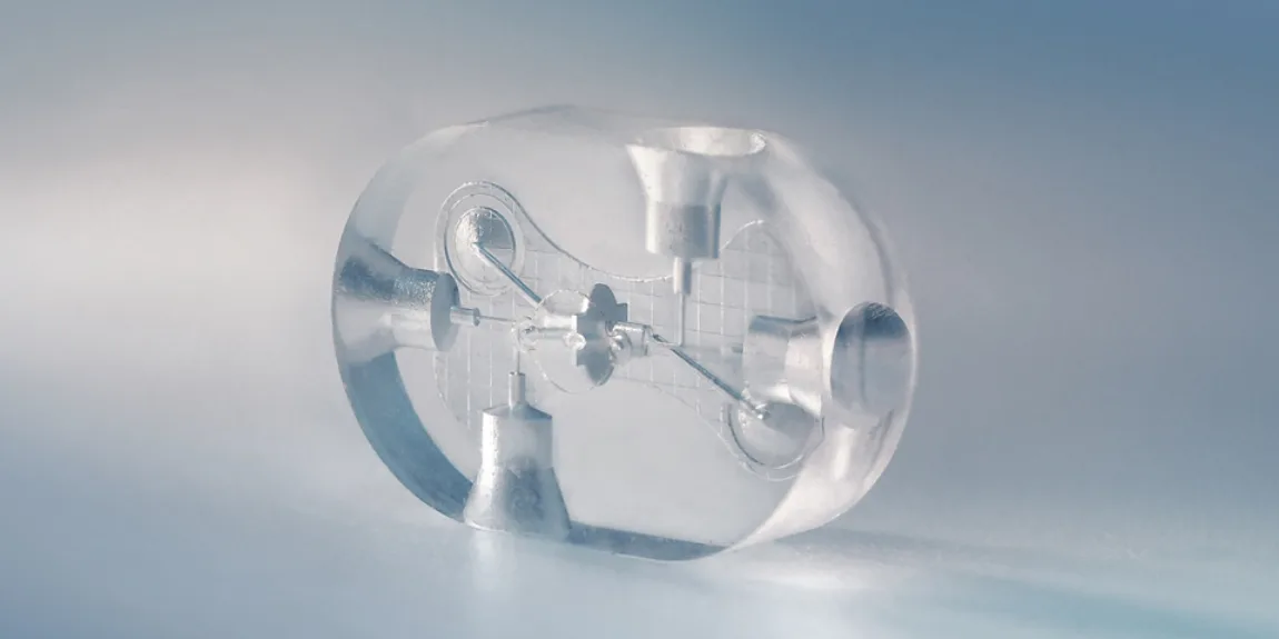 Mit einem Laser bearbeitetes mikrofluides Gerät für biomedizinische Anwendungen